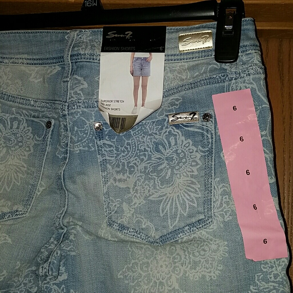 Seven blue flowered jean shorts - Picture 2 of 4